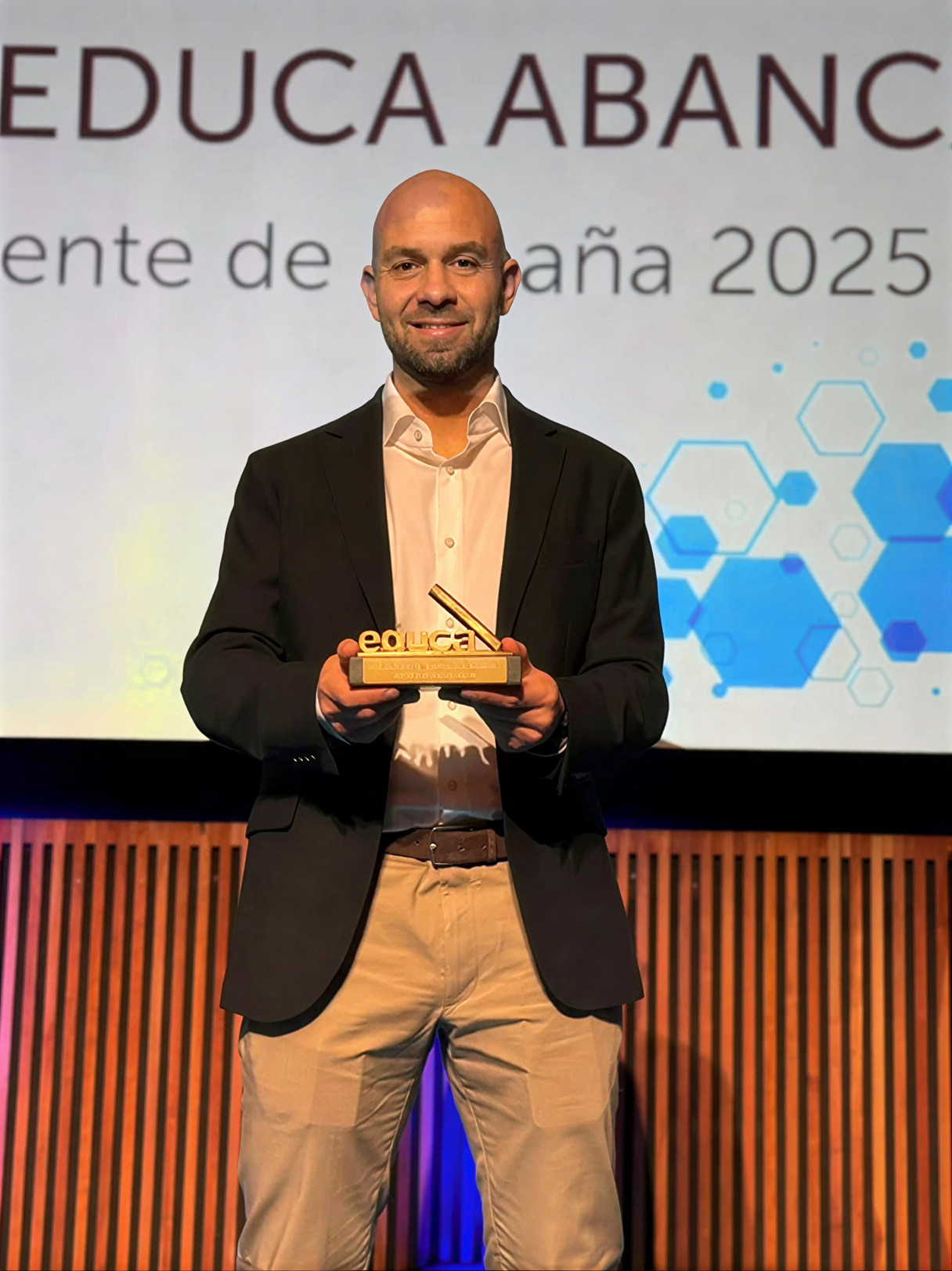 Soy maestro desde 2003 y he trabajado en numerosos centros educativos con un elevado número de alumnos, de difícil desempeño y rurales.